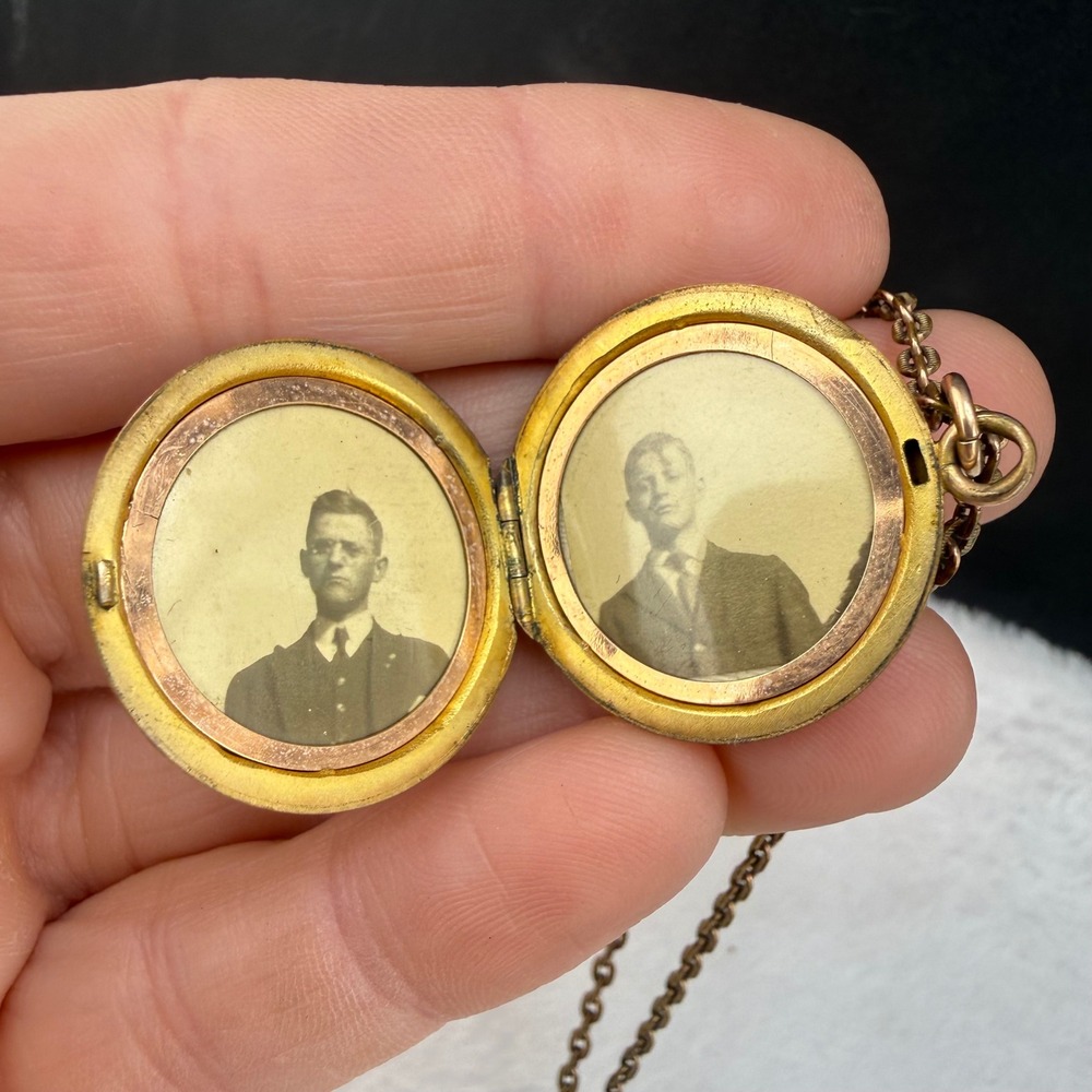 Vintage D&C Locket Necklace Gold Filled? Round Photo Pendant Women 23 Inch Chain